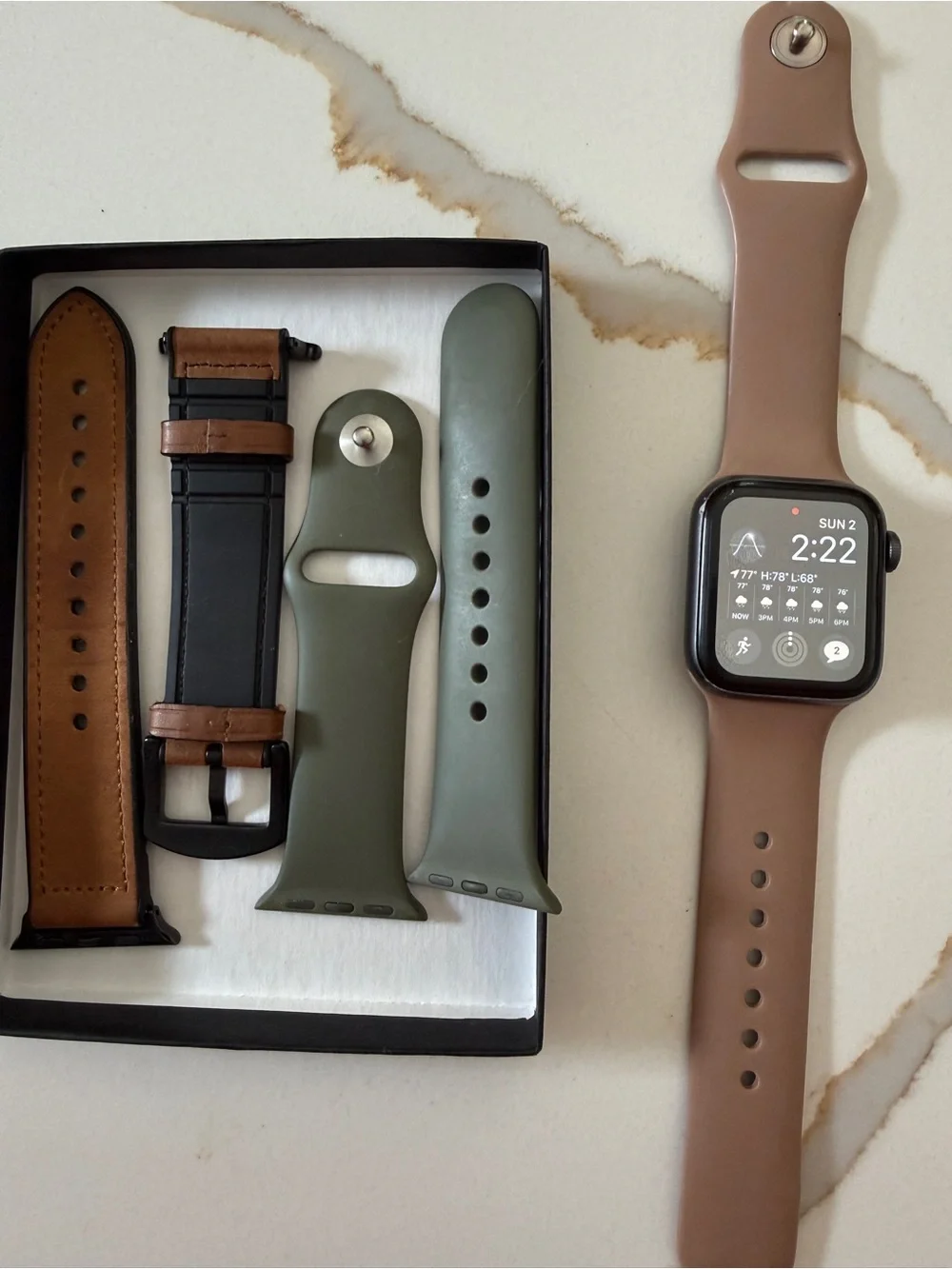 Apple Watch Series 5 GPS, 40mm aluminum space grey,  2 Silicone Bands